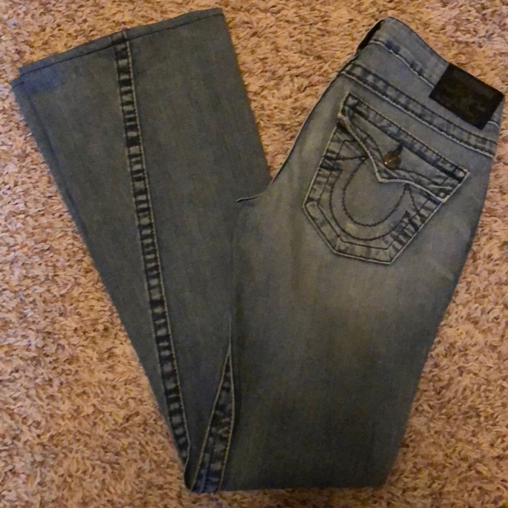 Bell bottom jean with diagonal seam.